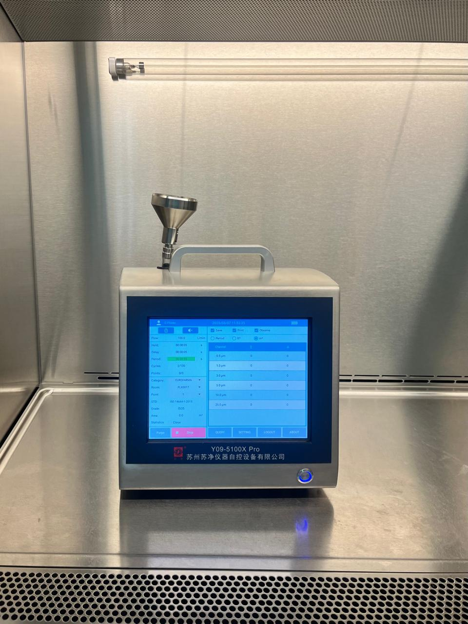 La calificación de una Cabina de Flujo Laminar o de Bioseguridad garantiza la protección del producto y el operador mediante pruebas de integridad de filtros HEPA, conteo de partículas y patrones de flujo de aire.