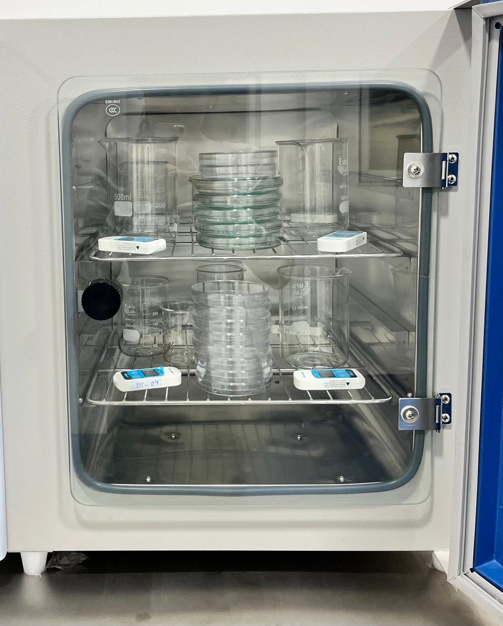 La calificación de una incubadora garantiza la estabilidad del crecimiento celular mediante el uso de dataloggers calibrados, que realizan un mapeo para verificar la uniformidad de temperatura en todo el interior.