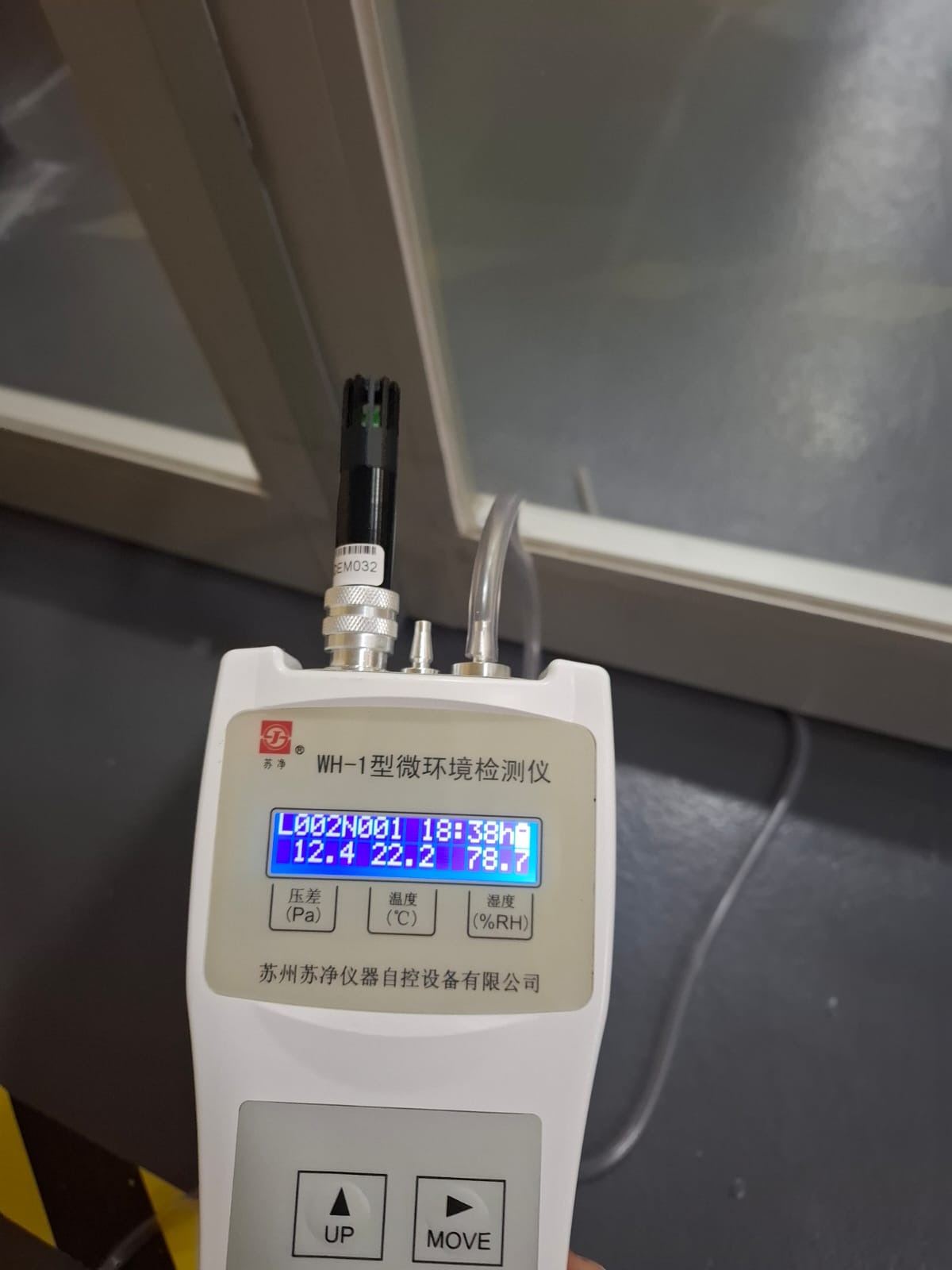 La calificación de Salas Limpias certifica el control de contaminantes mediante pruebas críticas de conteo de partículas, presiones diferenciales y tiempos de recuperación.