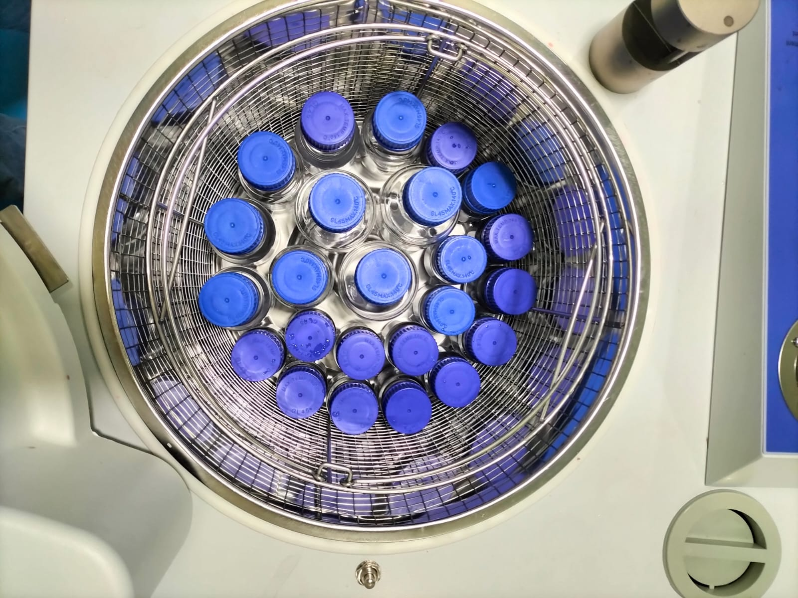 La calificación de autoclaves sirve para garantizar la eliminación total de microorganismos, certificando que el equipo alcanza y mantiene la temperatura de esterilización de forma uniforme.